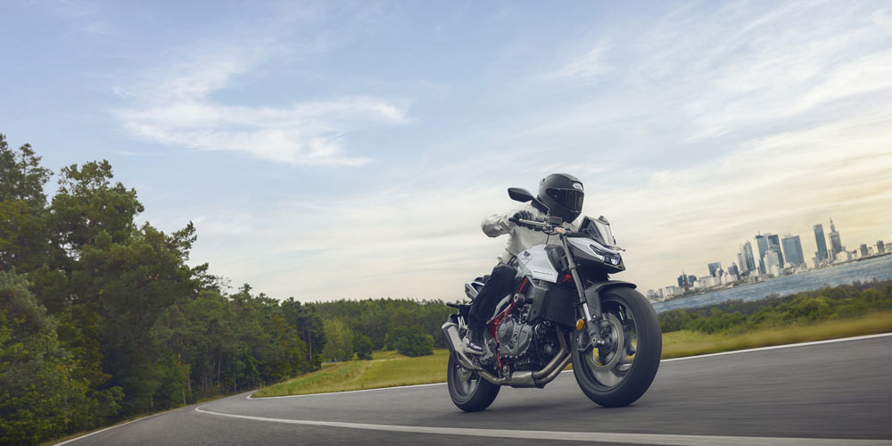 Ein Bild eines Motorradfahrers. Link zu den aktuellen Motorrad-Angeboten auf honda.de.