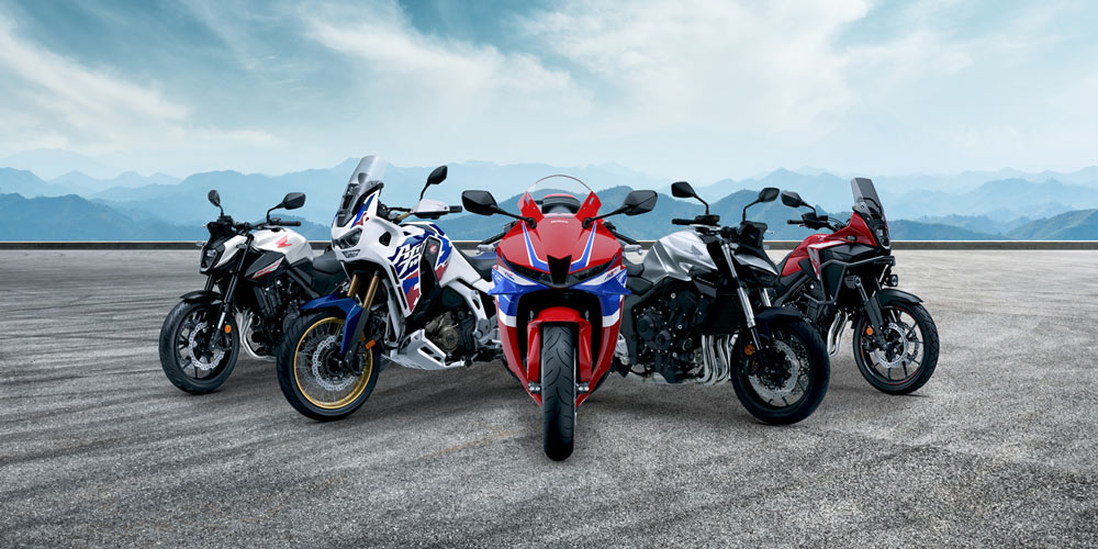 Ein Bild von 5 unterschiedlichen Motorrad-Arten. Link zu den aktuellen Motorrad-Angeboten auf honda.de. Öffnet in einem neuen Tab.